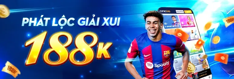 Hình ảnh người chơi bình tĩnh và tập trung tại bàn chơi Like88 Casino
